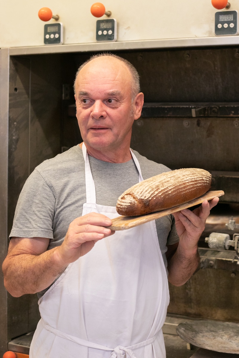 der Bäckermeister präsentiert ein Brot